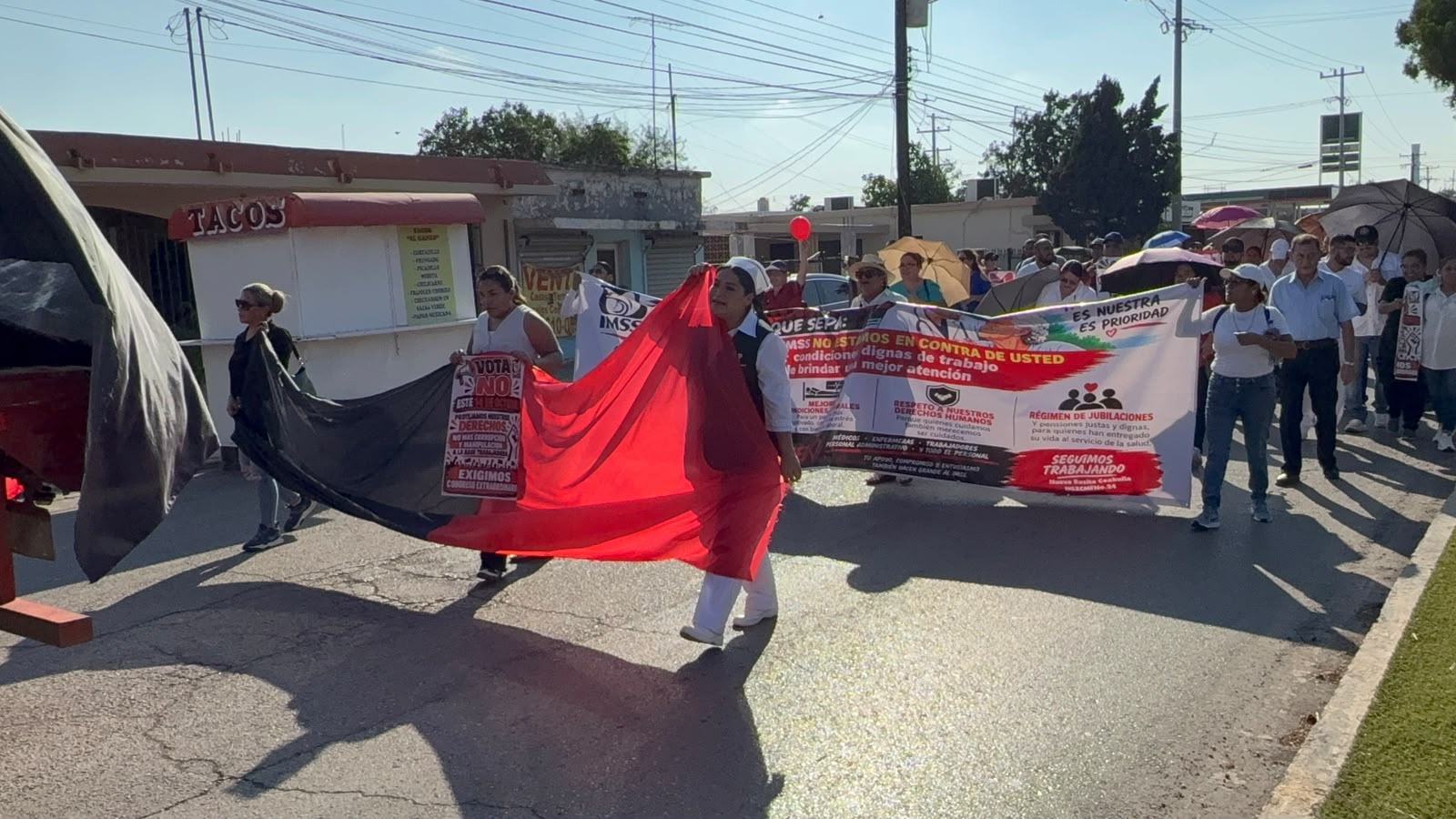 Marchan empleados del IMSS en Rosita