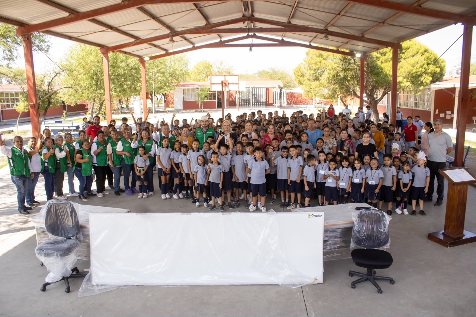 Entregan mobiliario escolar en Barroterán