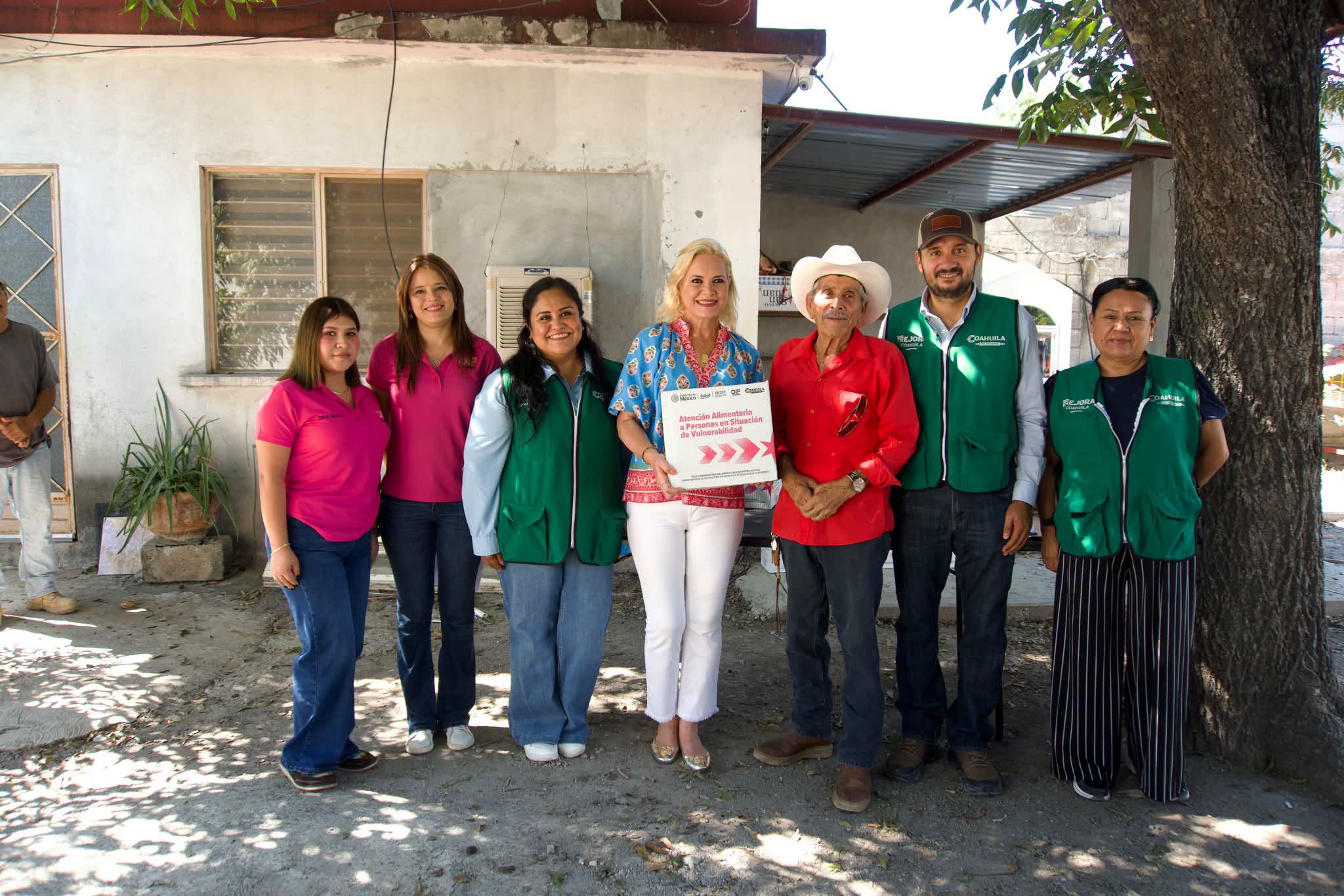 Entrega Laura Jiménez apoyos alimentarios