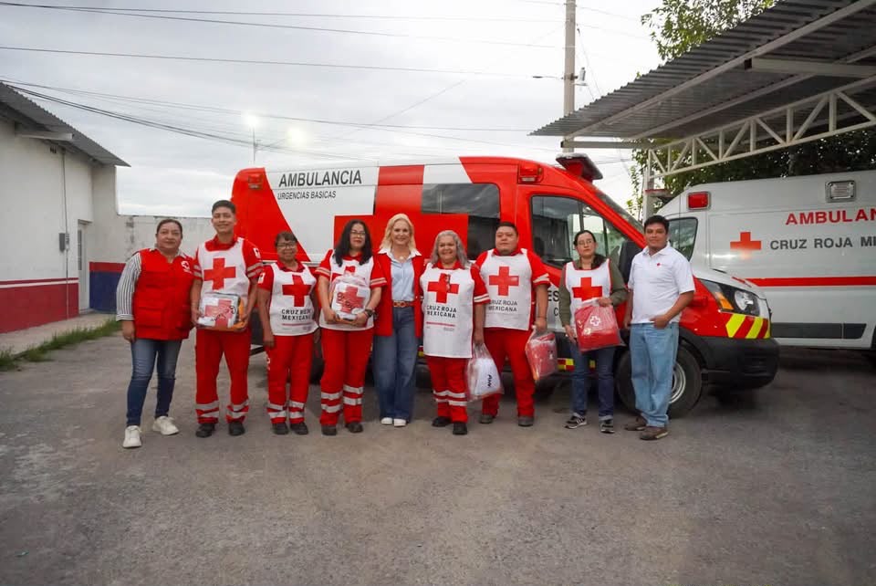 Equipa Laura Jiménez a socorristas de Cruz Roja