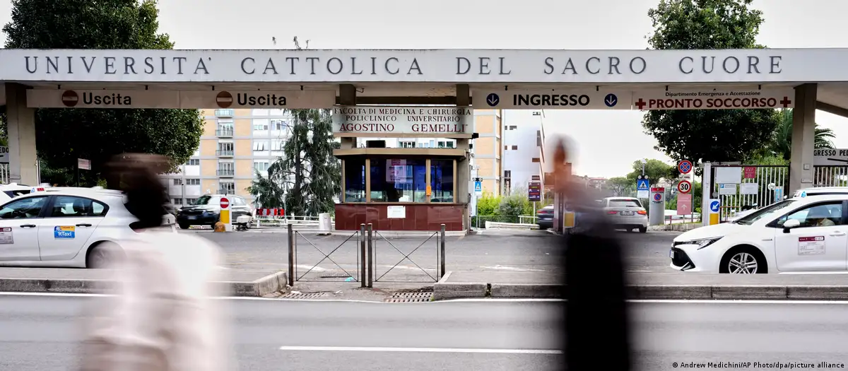 Operan con éxito al papa León XIV del pulmón