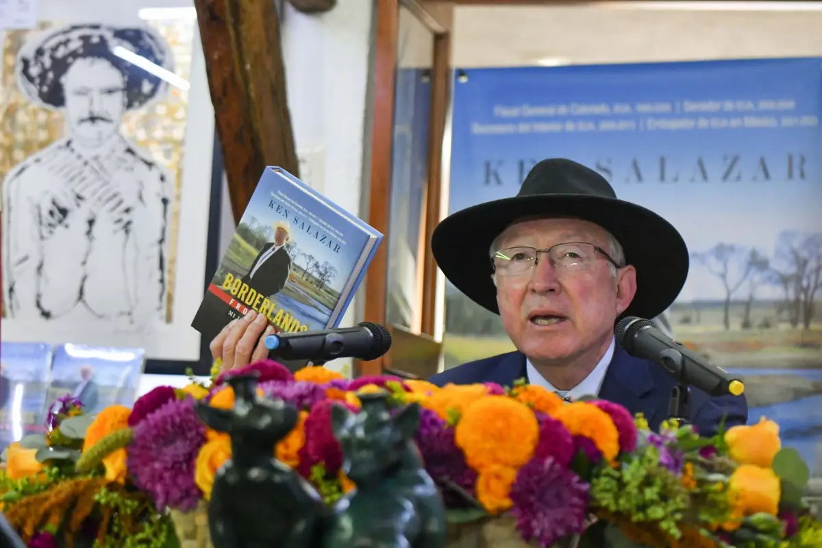 Pide Ken Salazar desmantelar cárteles