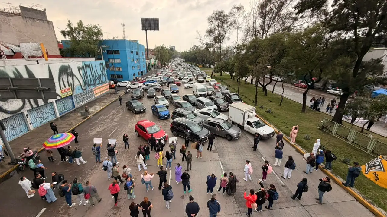 Realizan bloqueos empleados de IMSS en Ciudad de México