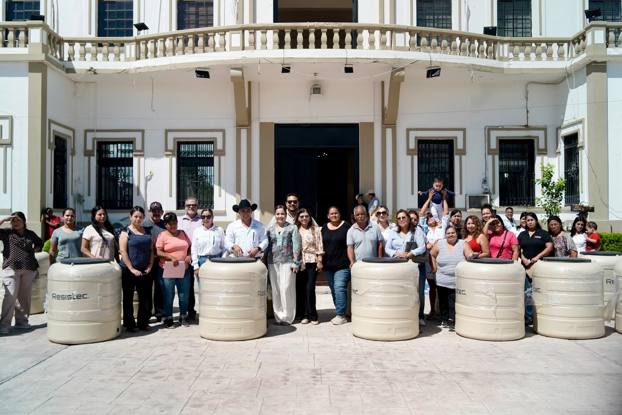 Entrega Chano tinacos  a familias de Sabinas