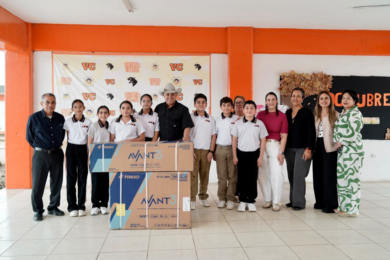 Entrega Chano Díaz minisplits en escuelas
