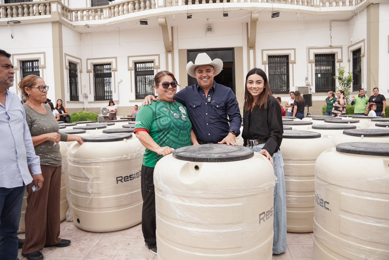 Entrega Chano 70 tinacos a familias