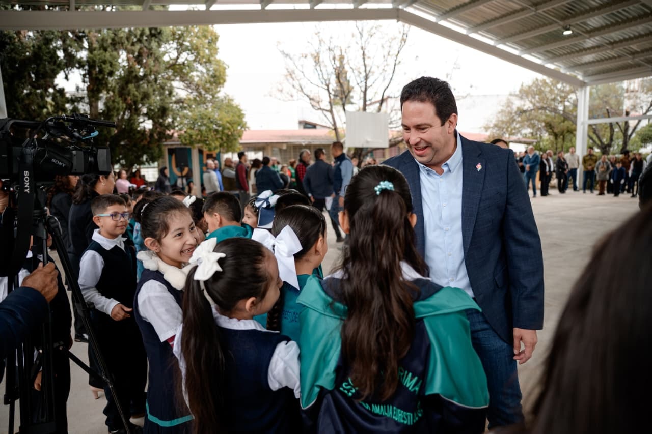 Entrega Javier techumbre a escuela primaria en la Landín  