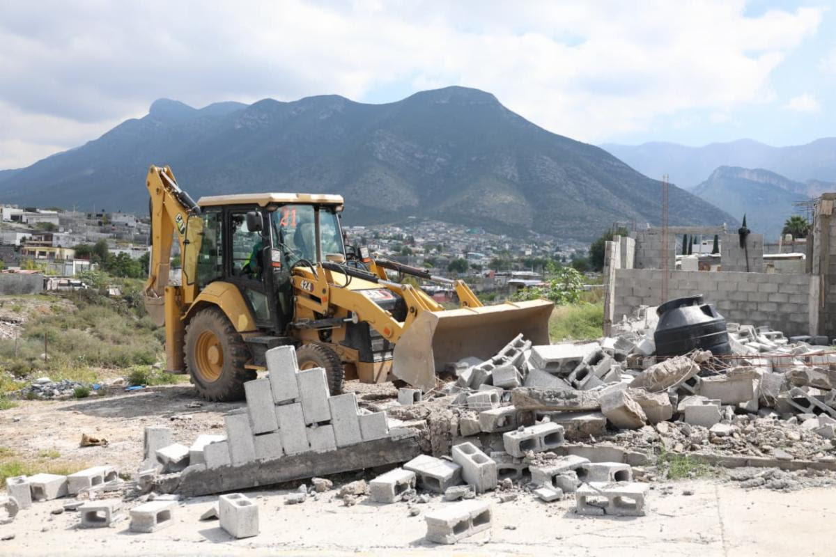 Demuelen dos construcciones irregulares en cauces de Saltillo