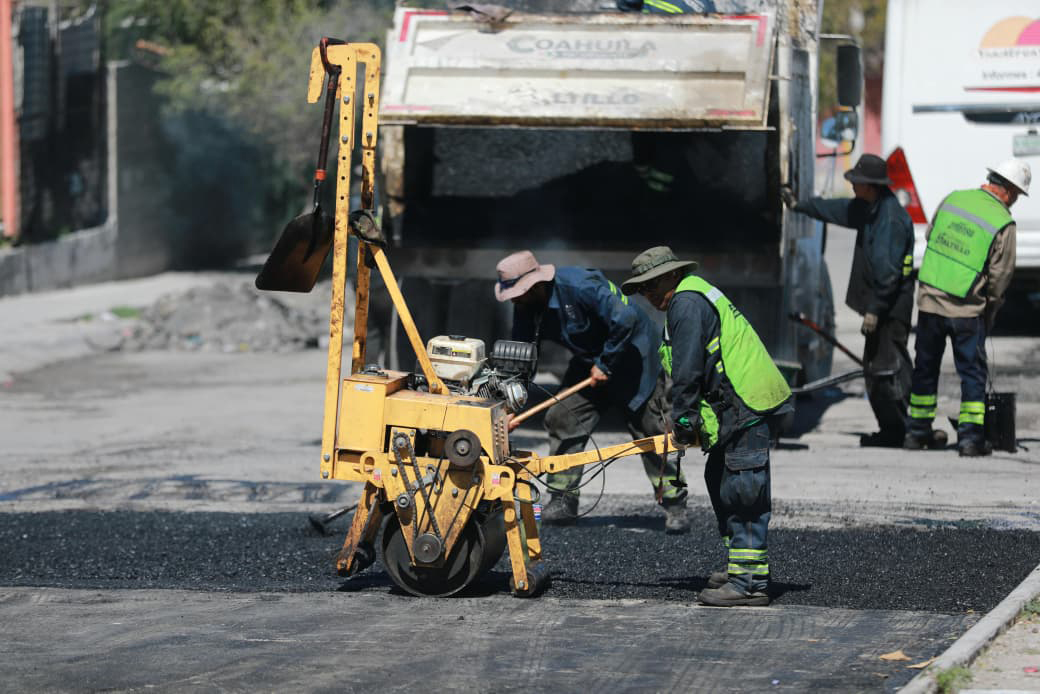 Refuerza Saltillo reparación de pavimento y limpieza vial