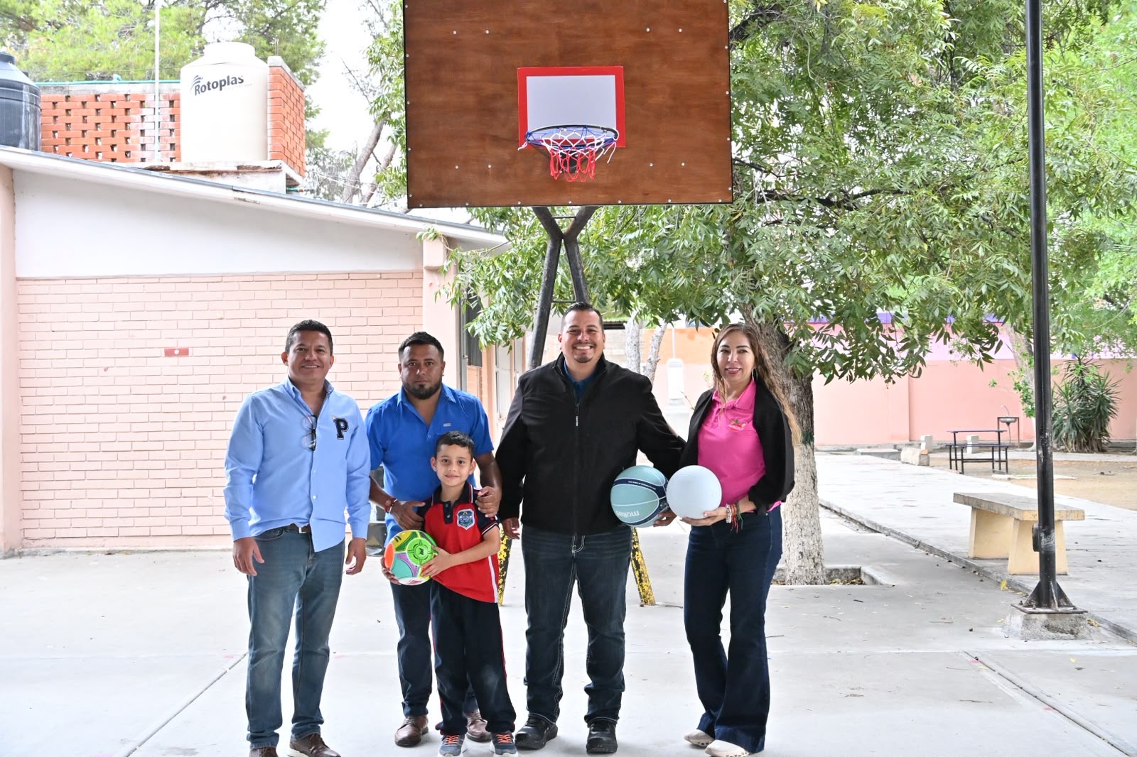 Entrega Javier apoyos deportivos a primaria