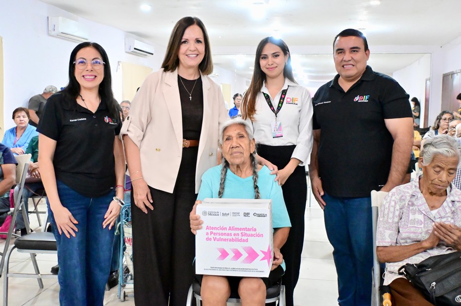 Entrega Sari Pérez apoyos alimentarios en Frontera