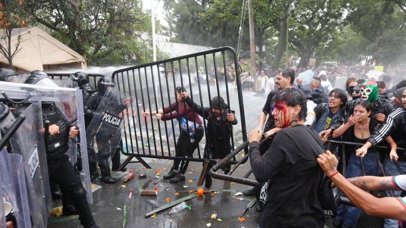Señalan a 17 policías por abuso en marcha en Jalisco