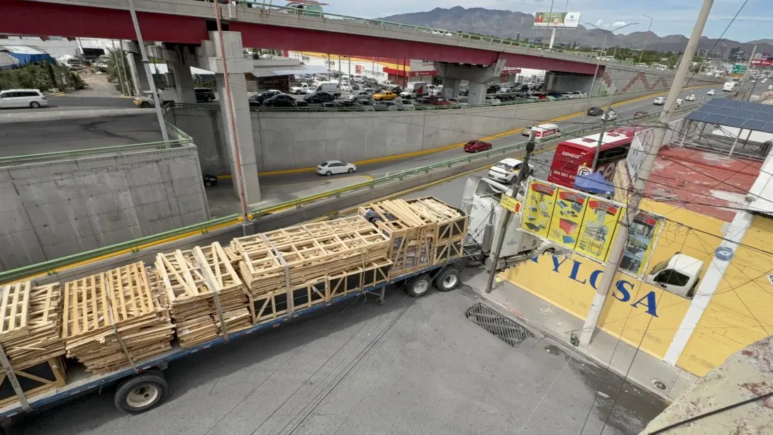 Choca autobús y derriba barda