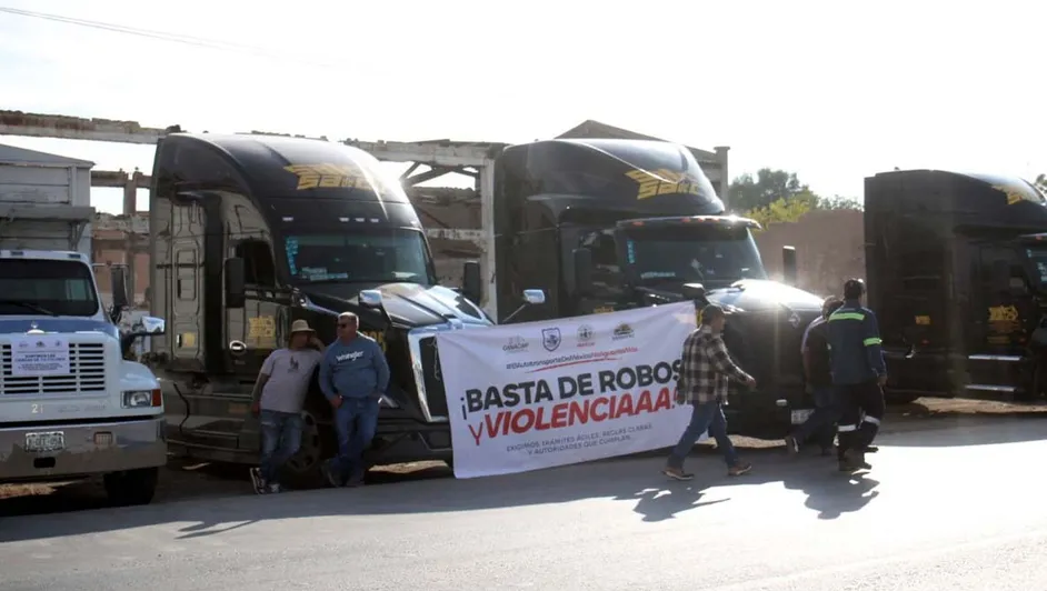 Protestan transportistas por inseguridad en carreteras