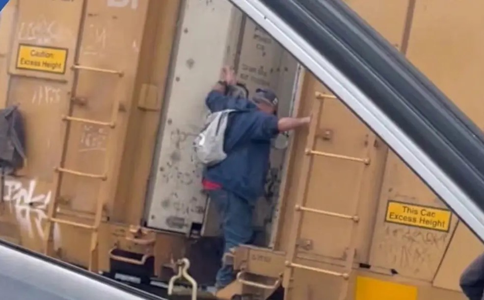 Arriesga su vida al cruzar vías de tren en movimiento