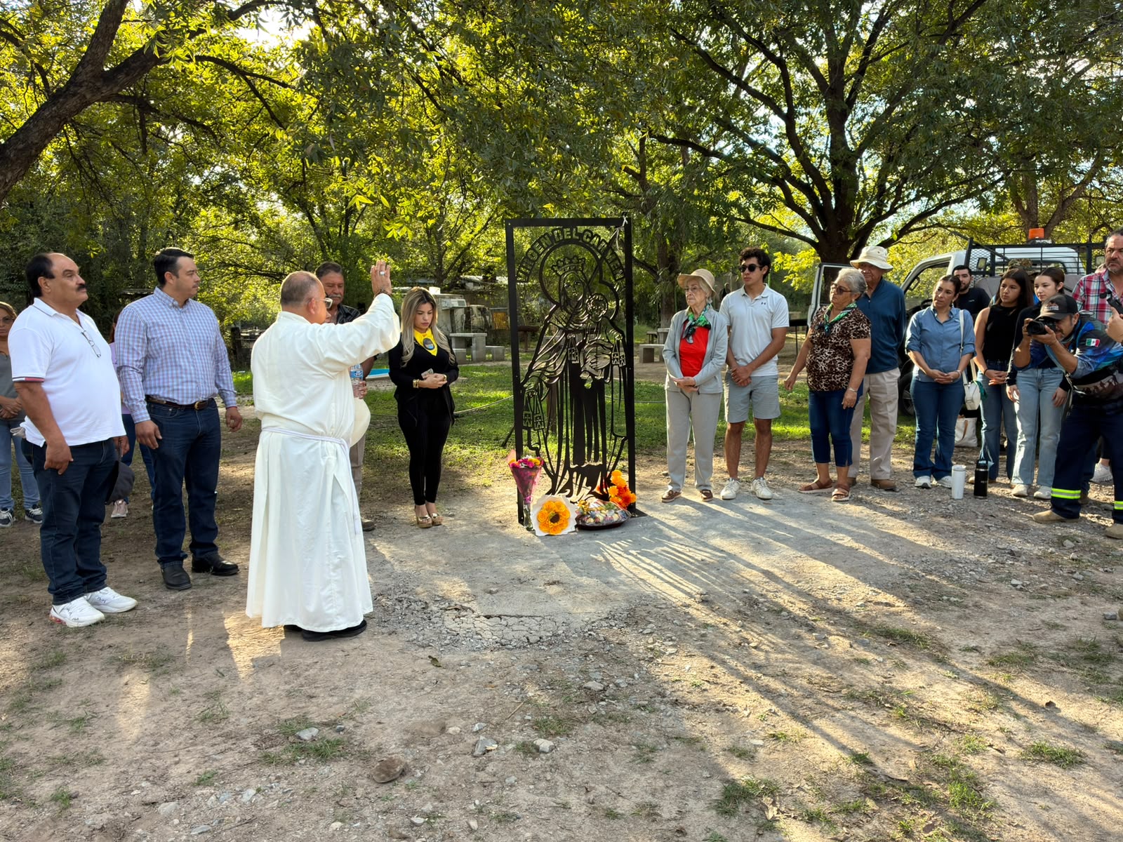 Llevan senderistas La Virgen al cerro