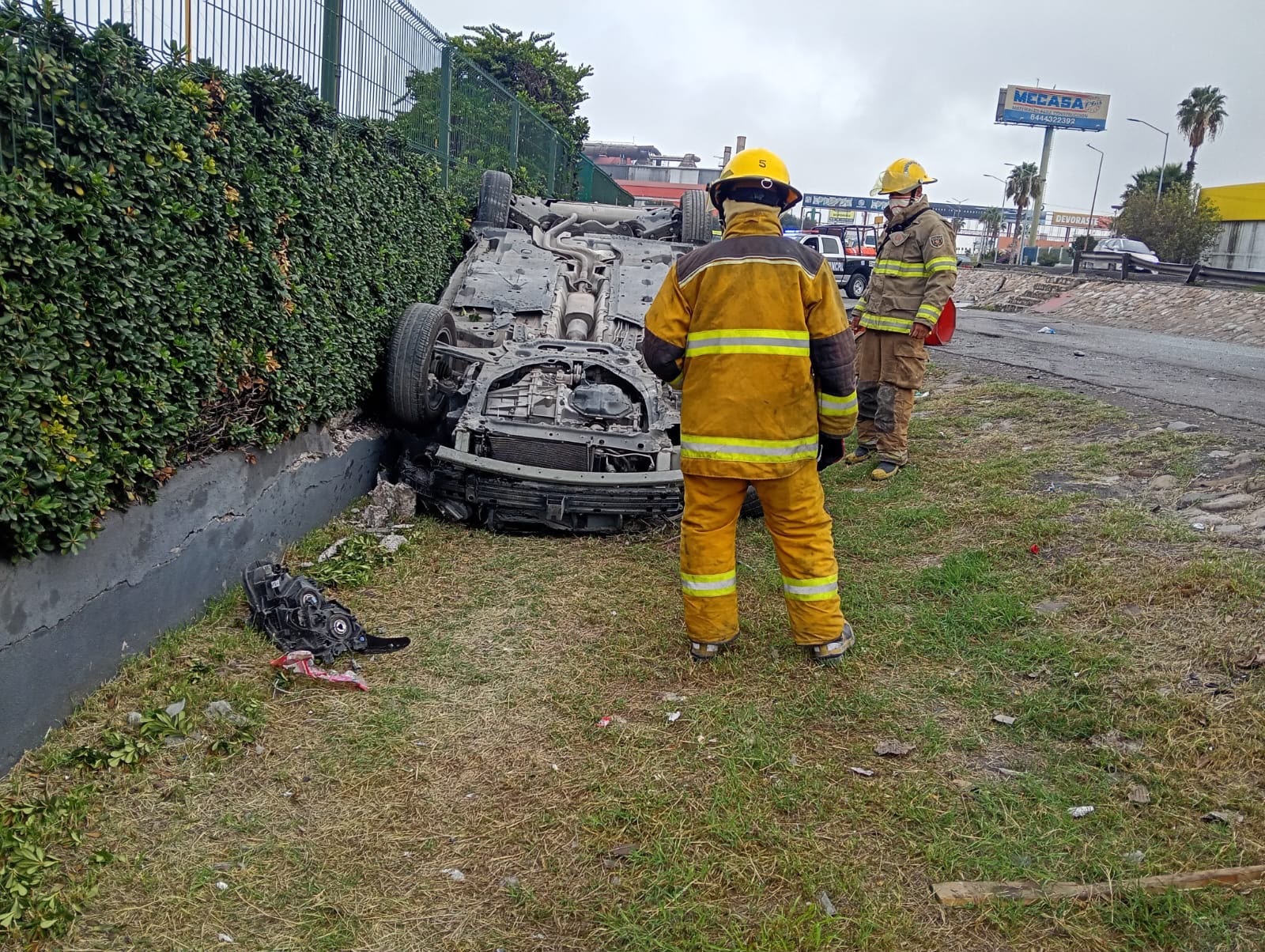 Se queda dormida al volante y vuelca auto