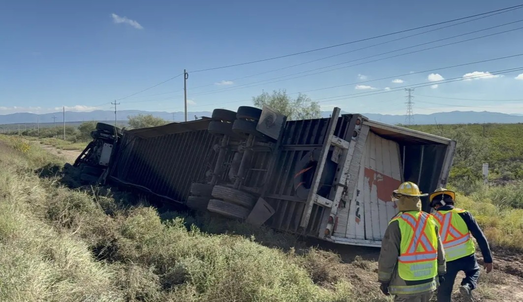 Volcadura de tráiler deja tres lesionados