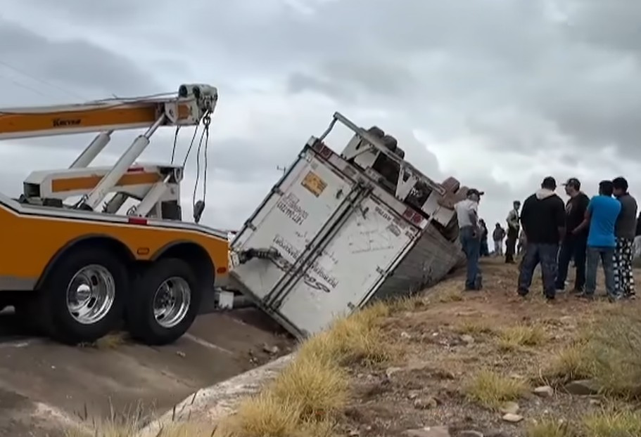 Vuelca tráiler cargado con carne y desata rapiña