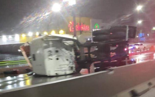 Vuelca tráiler en puente; chofer se quedó dormido