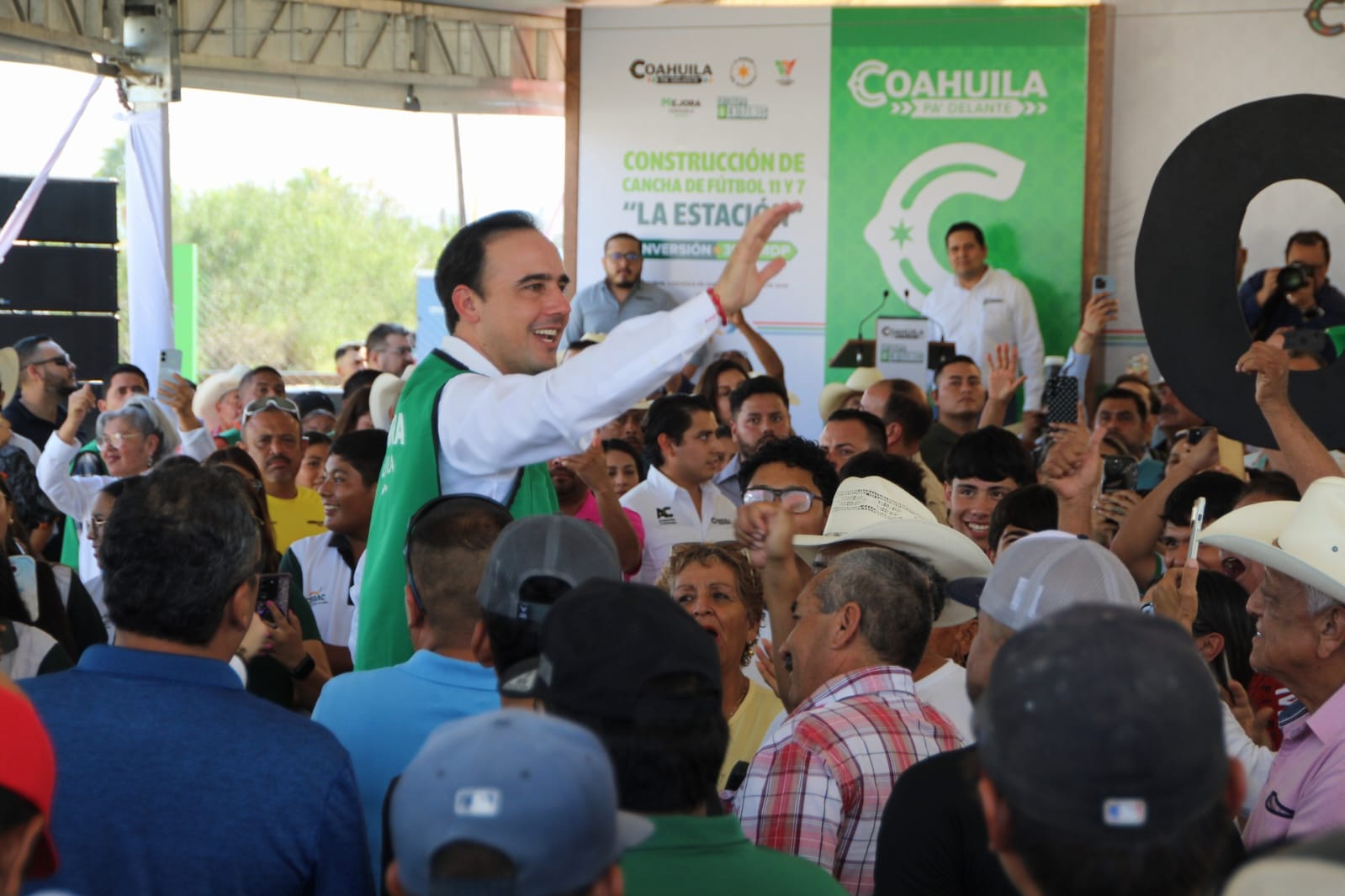 ¡Presidente, presidente!: gritan en castaños a Manolo Jiménez