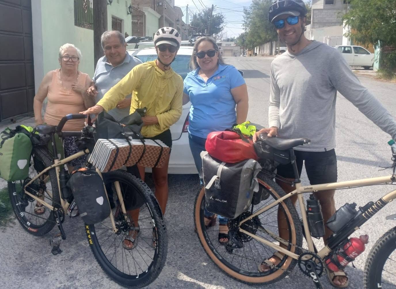 Ciclistas franceses vienen de Alaska y disfrutan Monclova