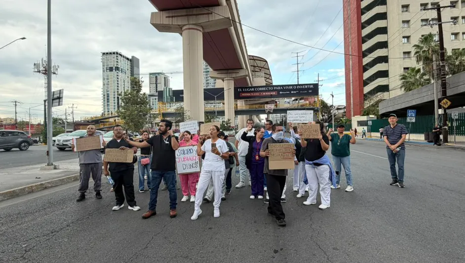 Protestan trabajadores del IMSS por segundo día en NL