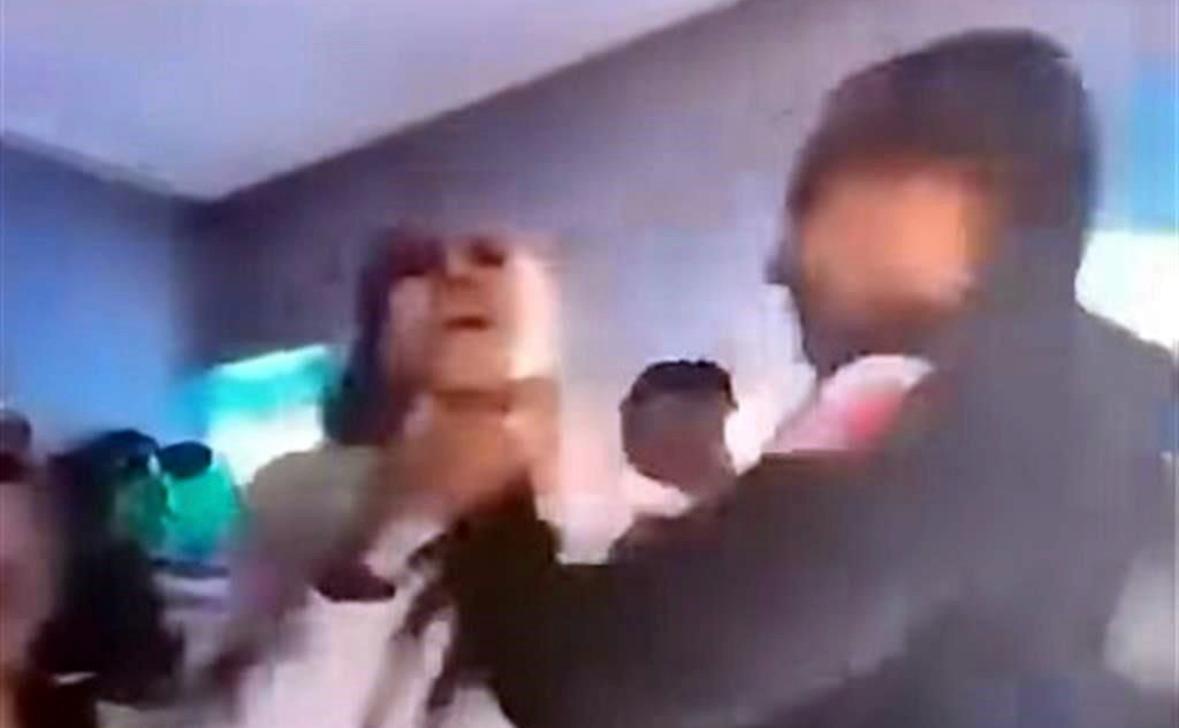 ATACAN Y ABOFETEAN A MUJER; CESAN A MANDO