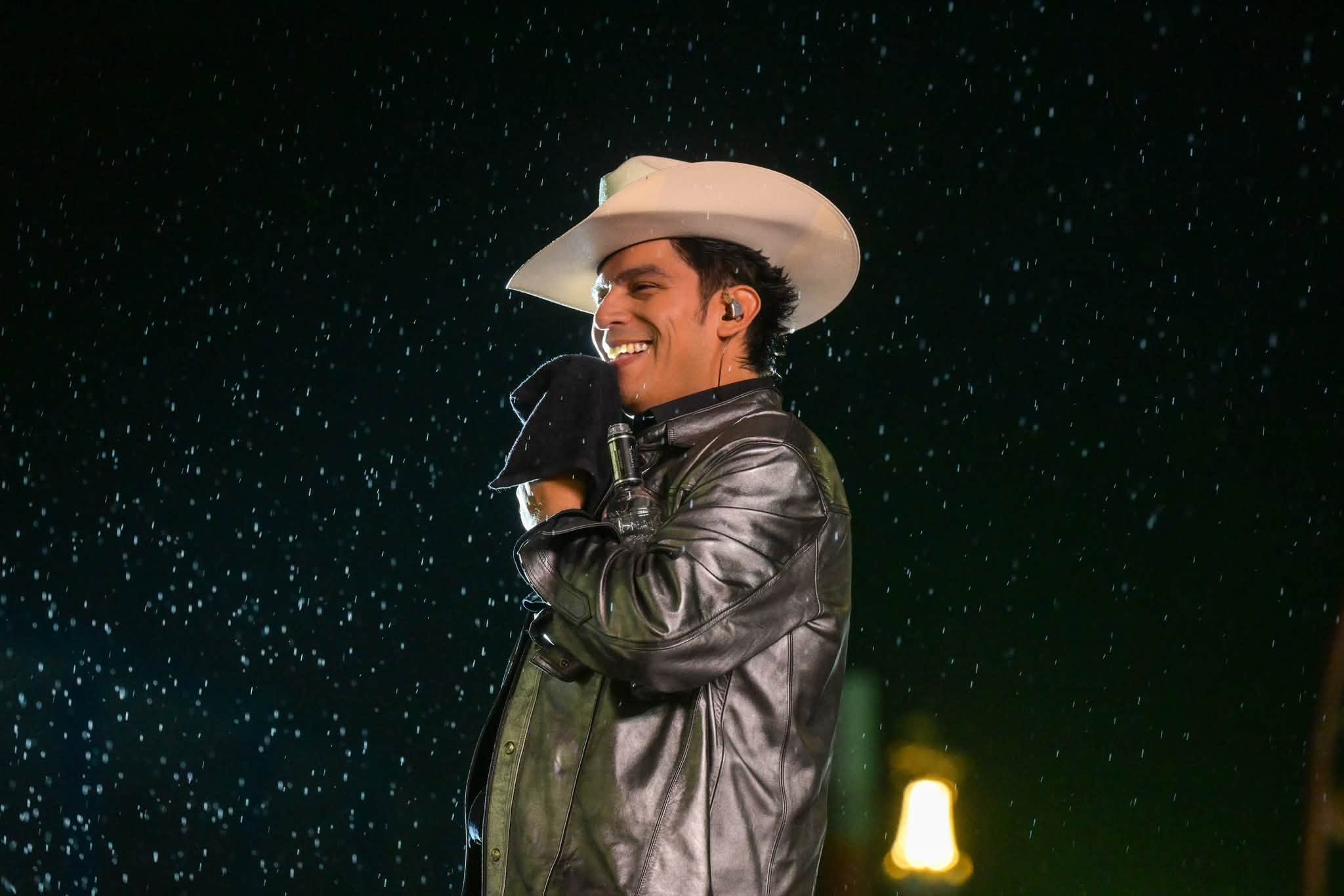 Deleita Elías Medina con gran concierto en la feria