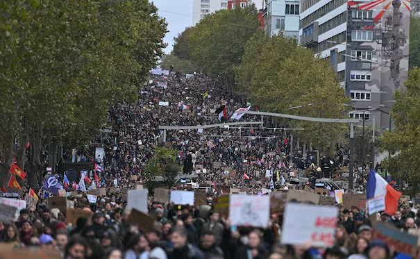 Francia vive nueva jornada de protestas entre fuerte despliegue policial; reportan 135 personas detenidas este sábado