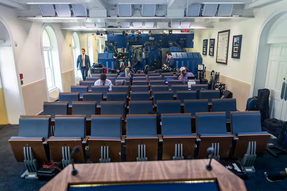 Trump insinúa que sala de prensa de la Casa Blanca podría trasladarse a otro lugar; descarta rehabilitar antigua alberca