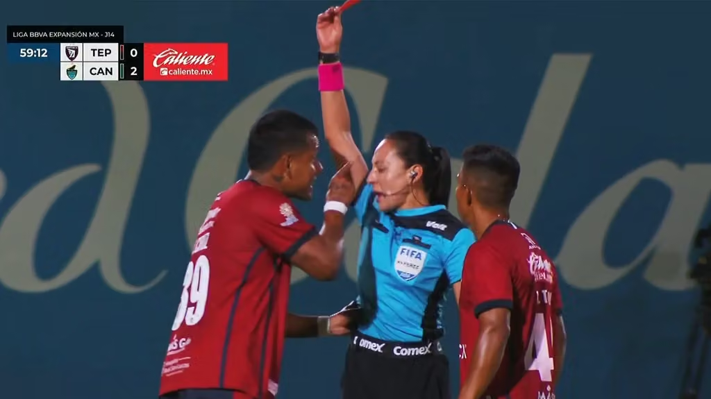 ¡Vergonzoso! Jugador del Tepatitlán empuja a una árbitra tras recibir dos tarjetas amarillas en segundos