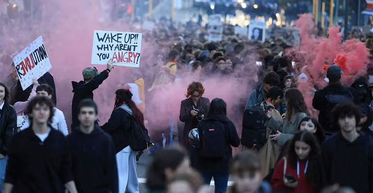 Jóvenes protestan en Italia contra la carestía y el gasto militar bajo fuerte control policial