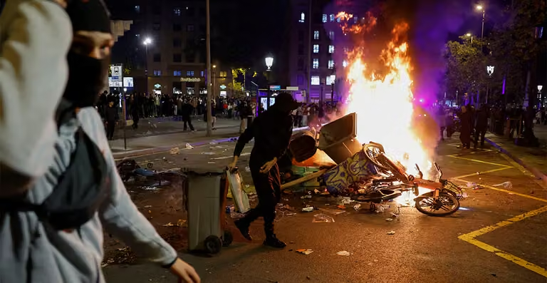 Protestas en Barcelona: decenas de jóvenes convocados en redes sociales realizan saqueos y disturbios