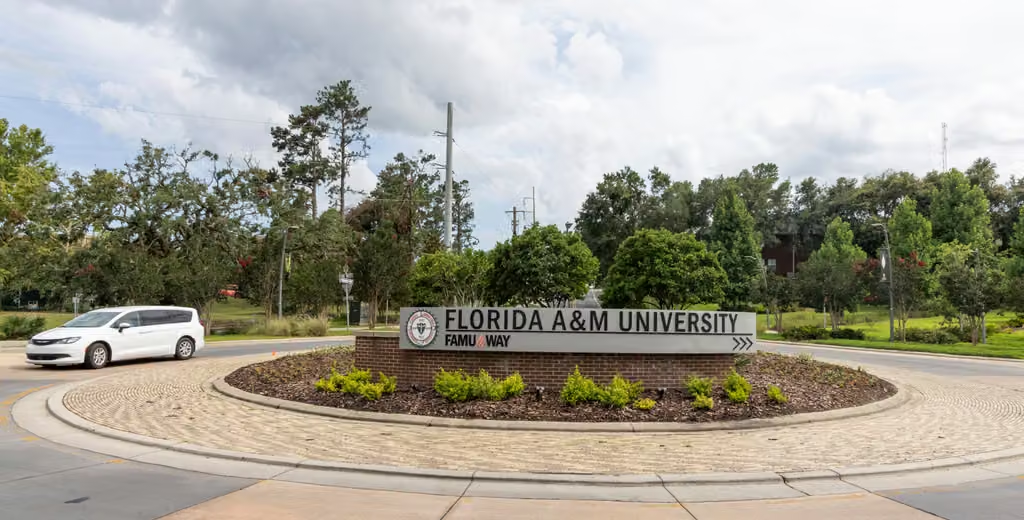Registran al menos 12 personas heridas en un tirot3o cerca de estadio de futbol americano en Florida