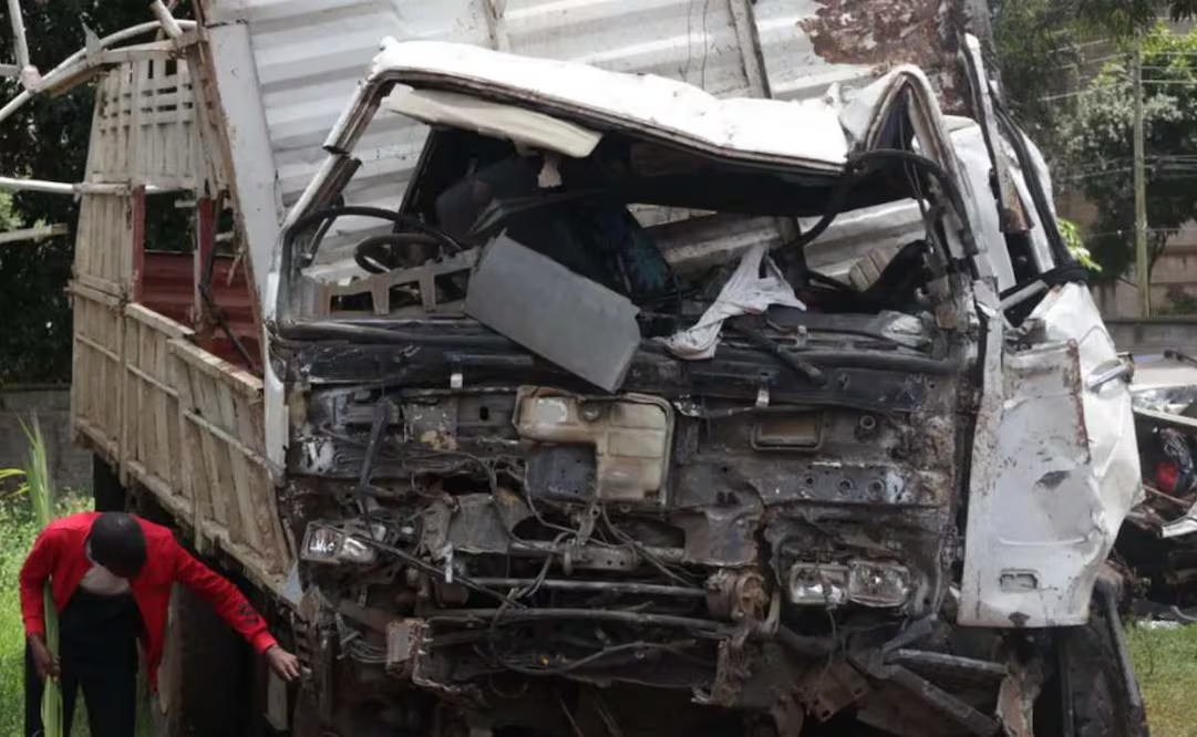 Fallecen 22 personas tras choque frontal entre un autobús y un camión en el sur de Kenia; pasajeros acudían a un entierro