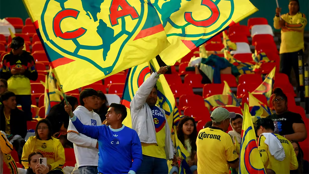 Sujeto roba playeras del América de tienda departamental y pretendía venderlas en el Azteca; es detenido