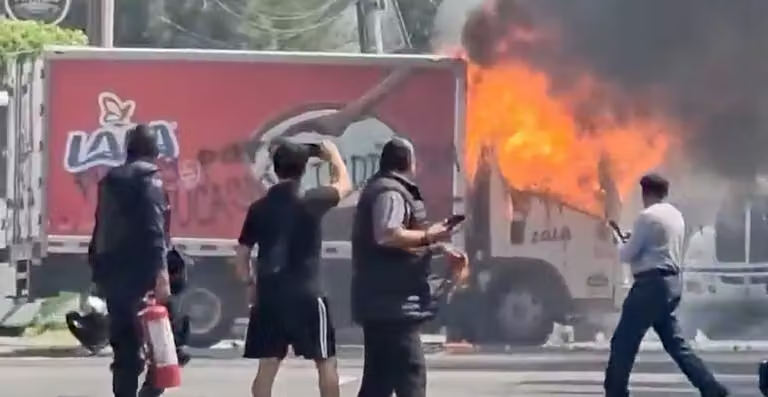 Normalistas indígenas incendian un camión de reparto en el libramiento de Morelia durante protesta