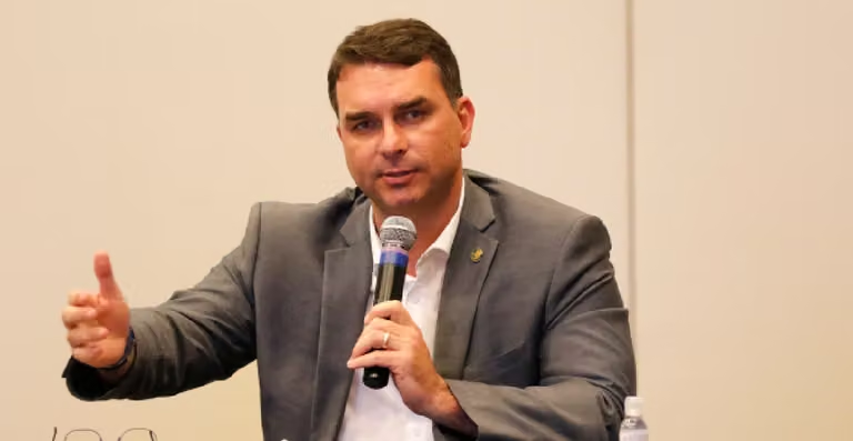 Diputados de Brasil piden quitarle el pasaporte a Flávio Bolsonaro para evitar su fuga tras perder las presidenciales