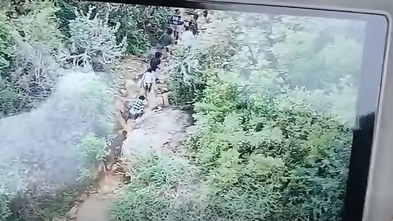 Escapan 17 reos de una cárcel en la India; at4caron a los guardias tras simular un desmayo