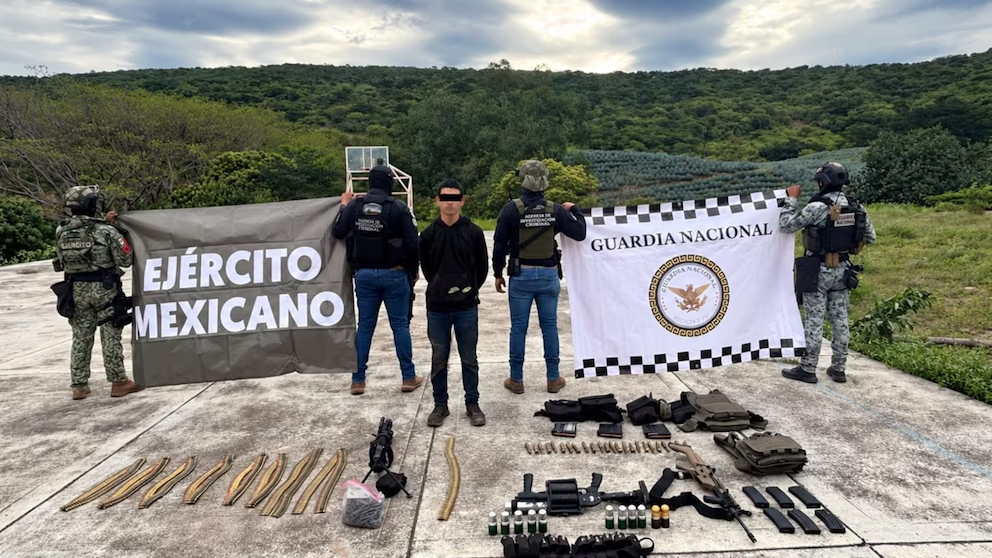 Guardia Nacional detiene a un hombre que tenía 11 granadas, dos ametralladoras y un lanzagranadas en Nayarit