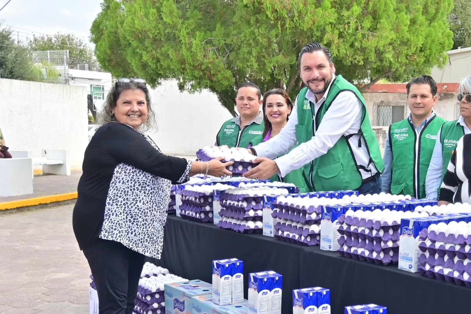 Carlos Villarreal entrega apoyos a familias en equipo con Mejora Coahuila