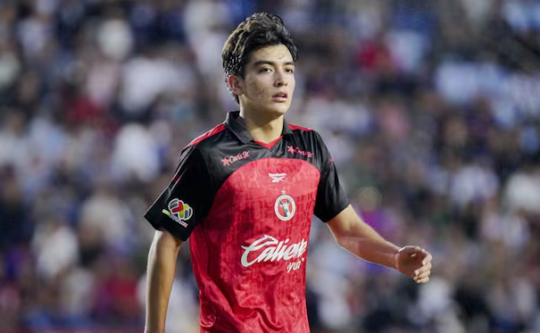 Gilberto Mora podría reaparecer contra el América; esto reveló el Loco Abreu