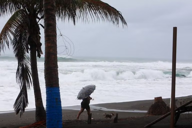 Sinaloa suspende clases en cuatro municipios por lluvias intensas que provocará «Vance»