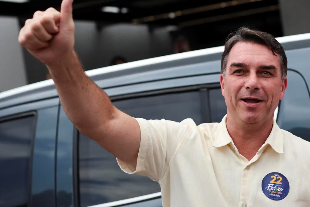 Flávio Bolsonaro se declara el «verdadero presidente electo» de Brasil tras llegar a EU
