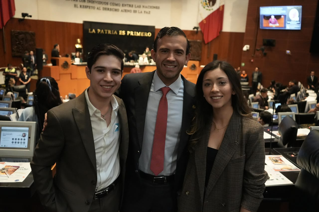GABRIEL ELIZONDO RECIBE EN EL SENADO A ESTUDIANTES DE JURISPRUDENCIA DE LA UADEC Y DESTACA LA IMPORTANCIA DE LA PARTICIPACIÓN JUVENIL