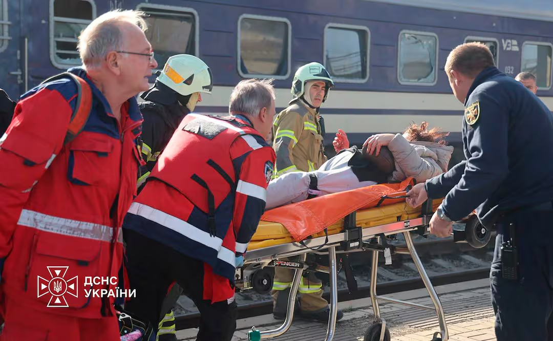 Ataque con dron ruso en estación de tren en Ucrania deja 13 muert*s; reportan al menos 10 personas heridas
