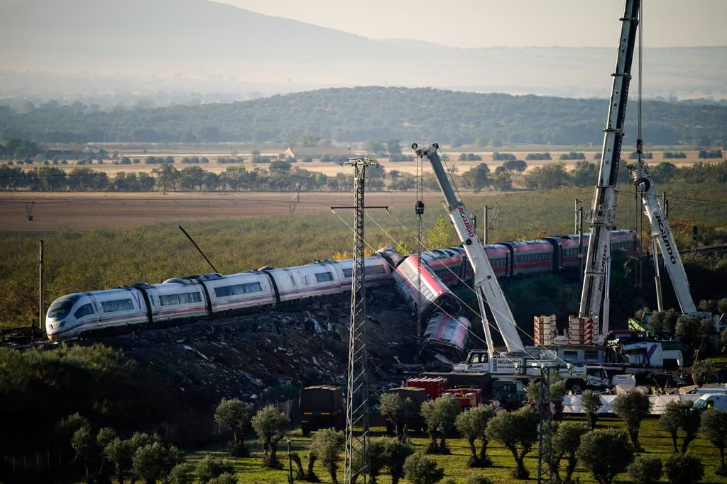 Suman 69 fallecidos y 110 heridos por el choque de dos trenes en España; sigue el proceso de identificación de víctimas
