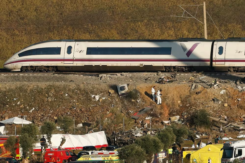 Sube a 74 la cifra de muert0s por choque de trenes en España; familiares buscan a desaparecidos