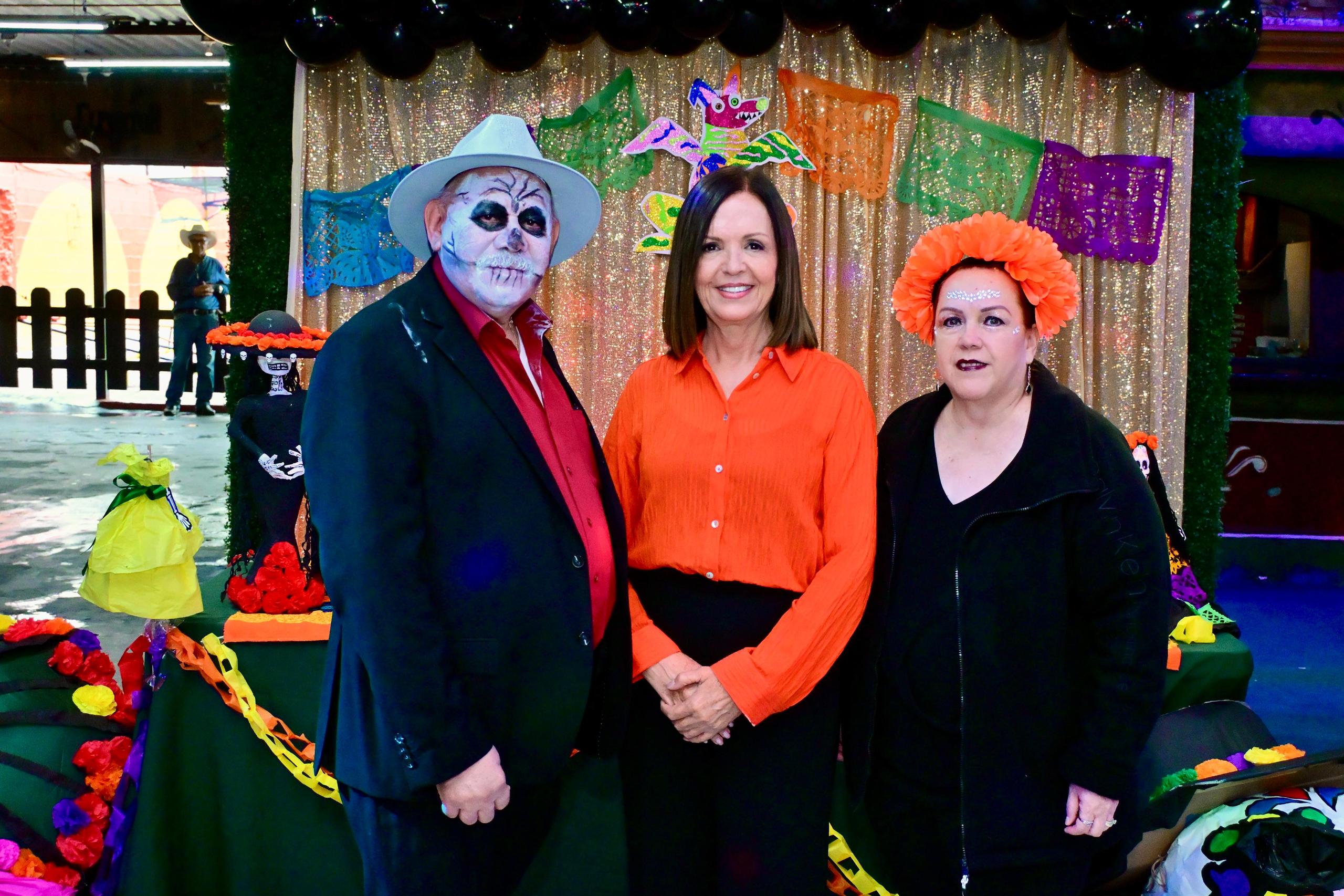 Sari apoya el rescate de las tradiciones con desfile de Catrinas y Catrines